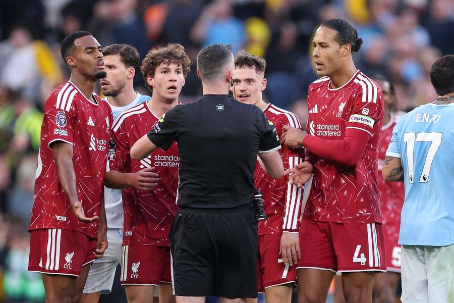 Fotbalisté Liverpoolu nesouhlasili s vyloučením jejich parťáka Gravenbercha.