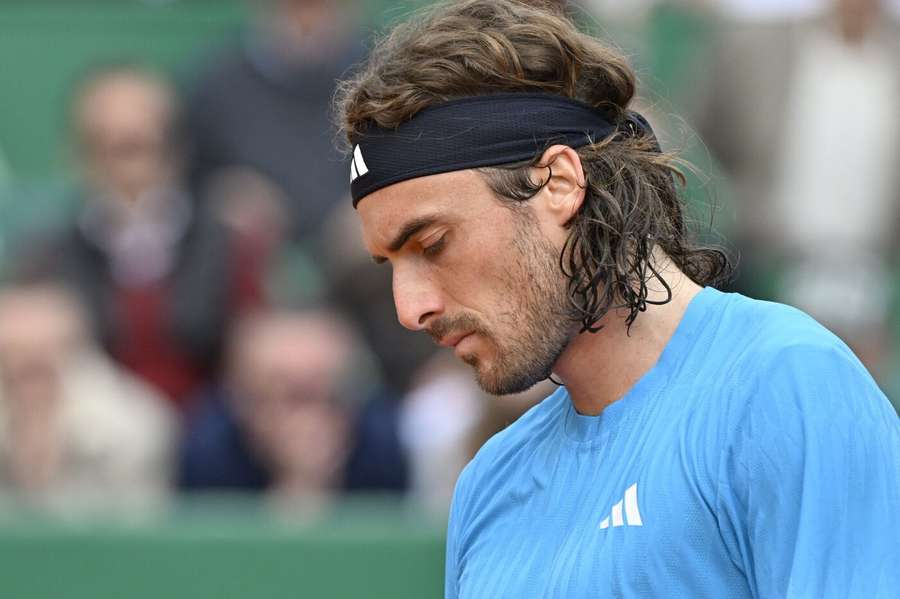 Tsitsipas opäť tvrdo narazil. Tsitsipas opäť tvrdo narazil.