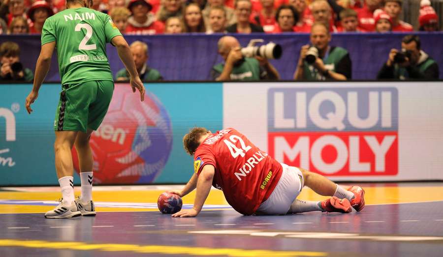 Thomas Arnoldsen had to retire with an injury against Algeria
