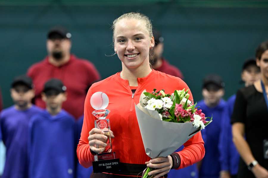 Kornejevová s trofejou pre víťazku.