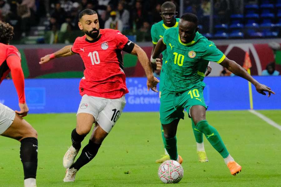 Sadio Mane, în duel cu Mohamed Salah, în timpul duelului Senegal - Egipt din semifinalele Cupei Africii