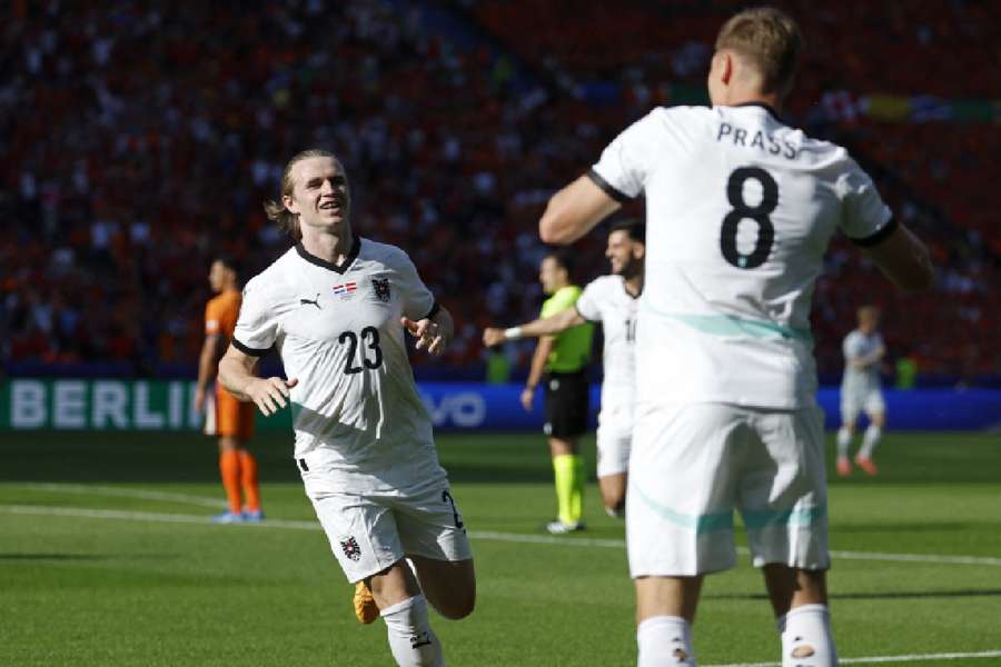 Áustria saiu na frente com gol contra da Holanda