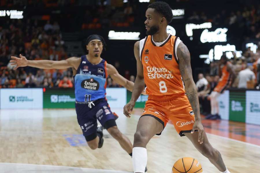 Montero, del Valencia Basket, conduciendo la jugada y Taylor, del Leyma Coruña, defendiendo