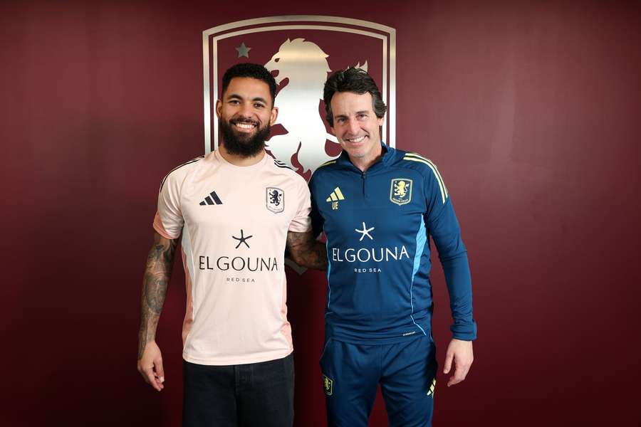 Douglas Luiz está de volta ao Aston Villa