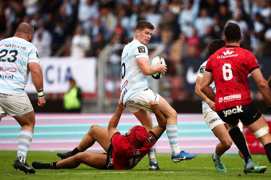 Owen Farrell (C) tries to escape a tackle as his Racing 92 team beat Toulon