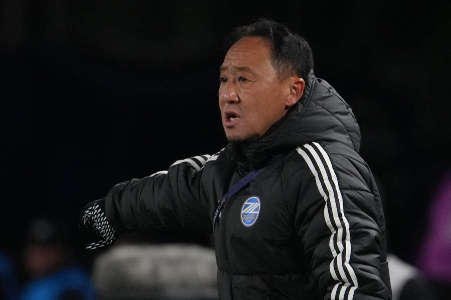 Go Kuroda giving orders to team