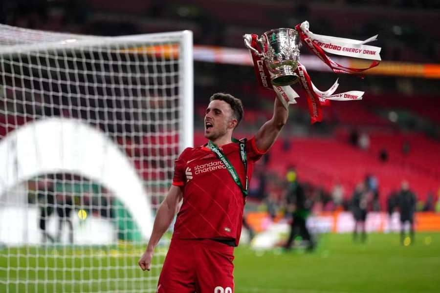 Jota oslavuje svoju prvú trofej s Liverpoolom.
