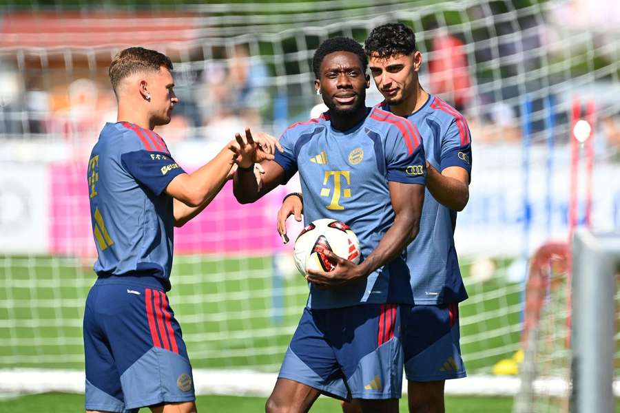 Kimmich (l.), Davies (M.) und Pavlovic (r.) im Bayern-Training Kimmich (l.), Davies (M.) und Pavlovic (r.) im Bayern-Training