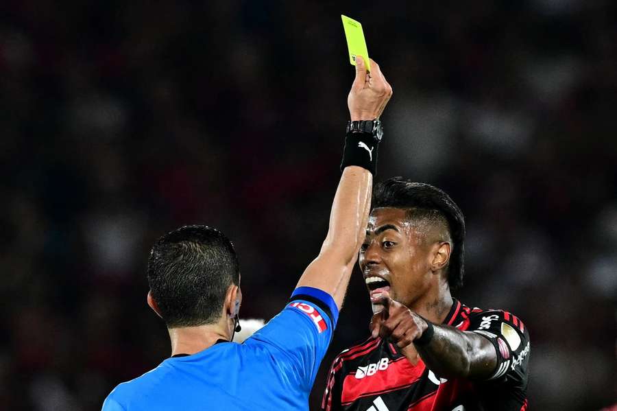 Bruno Henrique recebe cartão amarelo