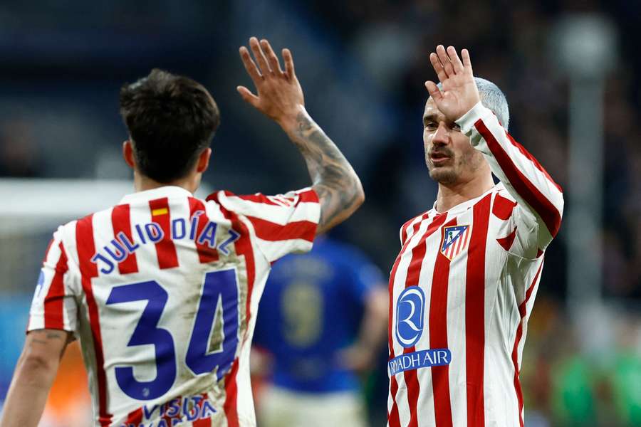 Griezmann y Julio Díaz, en la convocatoria del Atlético para la vuelta de semifinales de la Copa en Barcelona