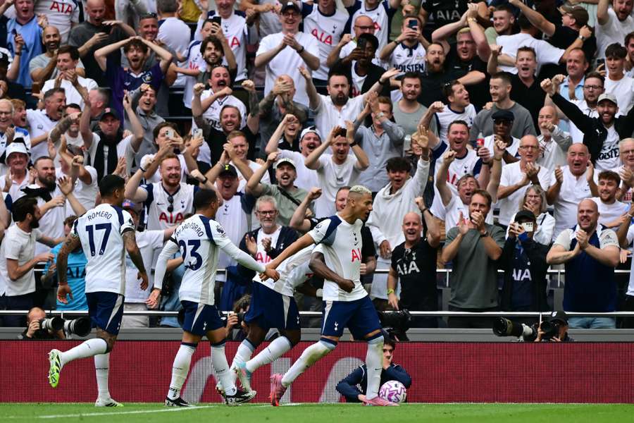 Richarlison portato in trionfo dai compagni dopo il 2-0
