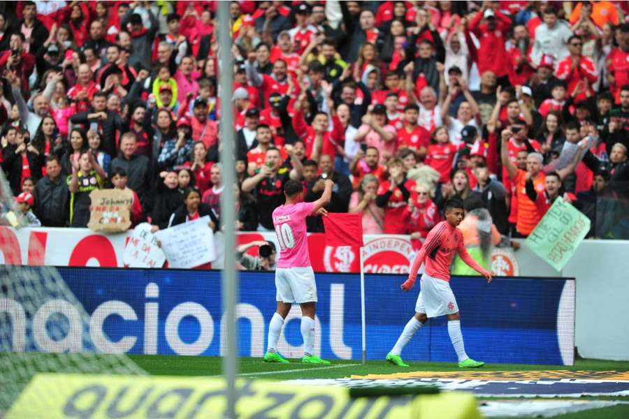 Alan Patrick fez dois gols no triunfo do Internacional sobre o Goiás, em jogo realizado neste domingo (9) pela manhã