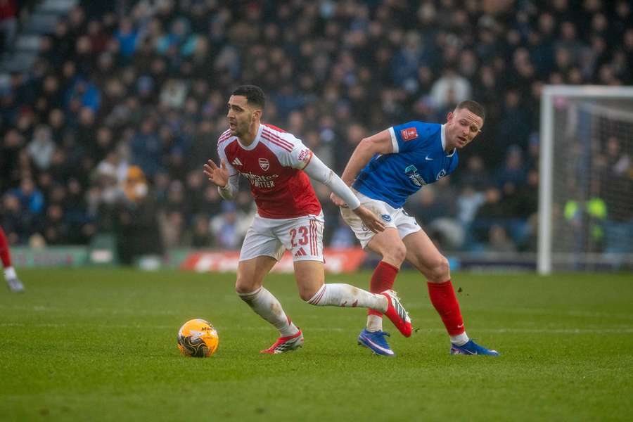 Mikel Merino em ação diante do Portsmouth