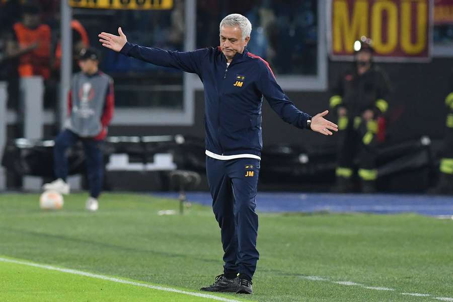 Mourinho lamenta a virada do Betis contra a Roma no Estádio Olímpico