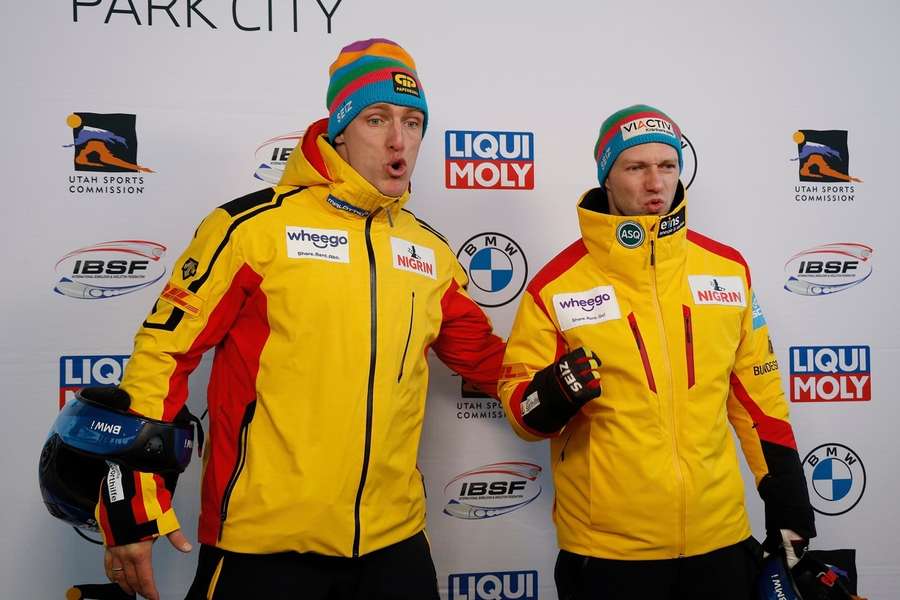 Anschieber Thorsten Margis (l.) und Francesco Friedrich freuen sich über den ersten Sieg auf der Bobbahn in Park City.