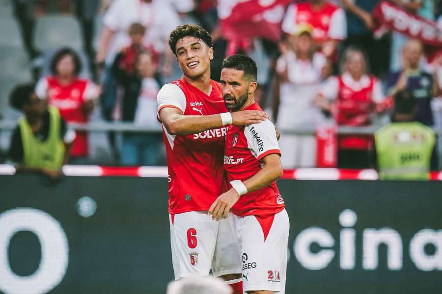 Vítor Carvalho abraçado a João Moutinho Vítor Carvalho abraçado a João Moutinho