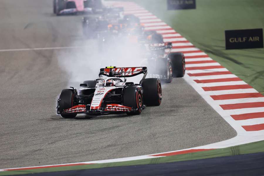 El Haas de Nico Hulkenberg echa humo durante el Gran Pramio de Bahrein.