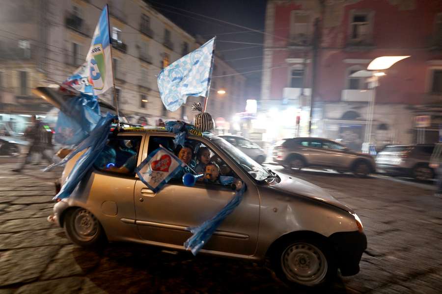 Naples s'est réveillée vendredi encore ivre de joie après une nuit de célébrations qui a irradié la métropole méridionale. 