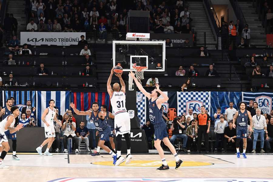 Shavon Shields a canestro