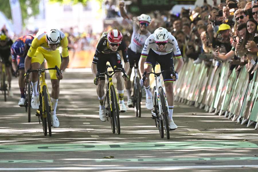 Van der Poel, Vingegaard und Pogačar bei der Zieleinfahrt.