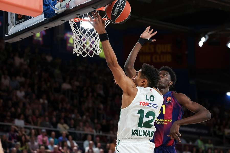 Maodo Lo supera al joven Keita durante el Barça-Zalgiris