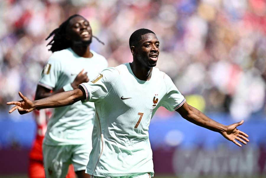 Dembélé celebra su hat-trick ante Noruega