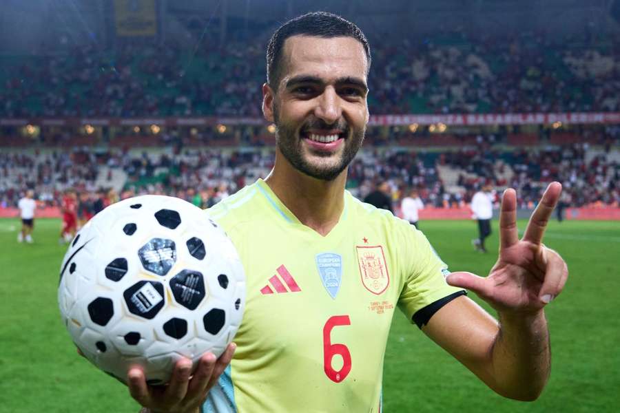 Mikel Merino celebra su hat-trick ante Turquía