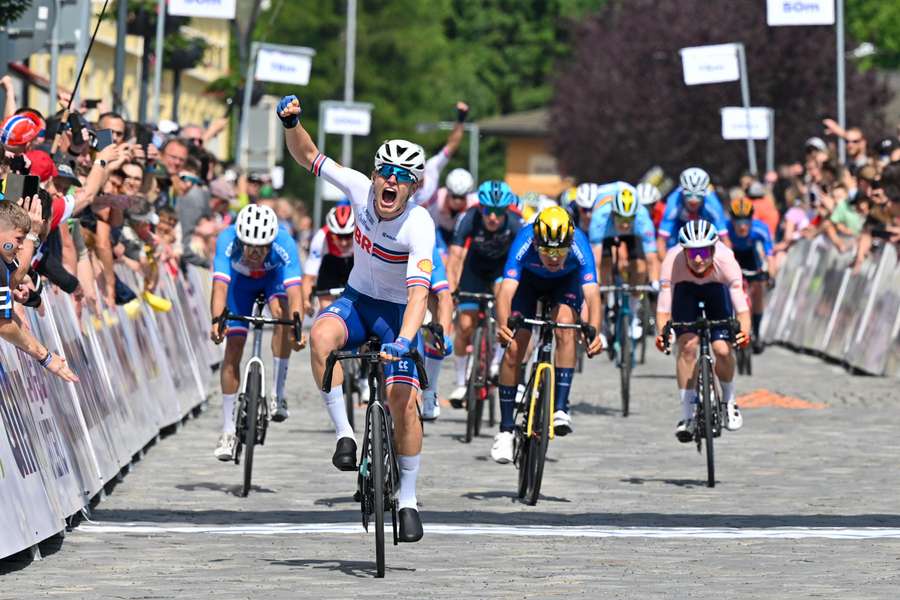 Jack Rootkin Gray celebra puño en alto tras ganar en Jesenik