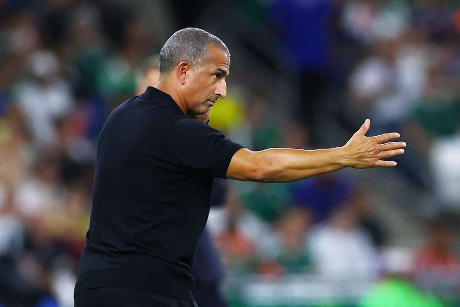Sabri Lamouchi sur le banc durant Suède-Tunisie. Sabri Lamouchi sur le banc durant Suède-Tunisie.