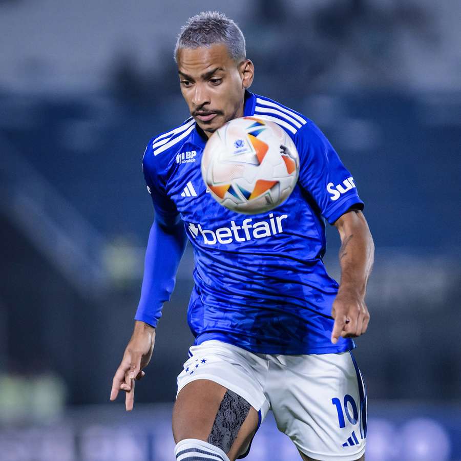 Matheus Pereira em ação em Libertad x Cruzeiro