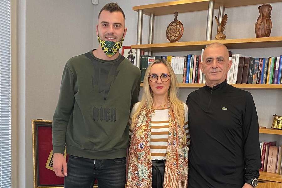 Gjergj Ruli (direita) terá falsificado os resultados de Izmir Smaljlaj (esquerda), campeão europeu em 2017