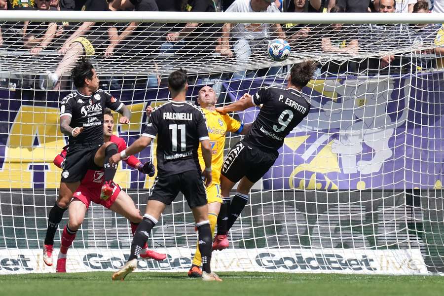Il momento del gol del 2-2 al Frosinone di Francesco Pio Esposito 