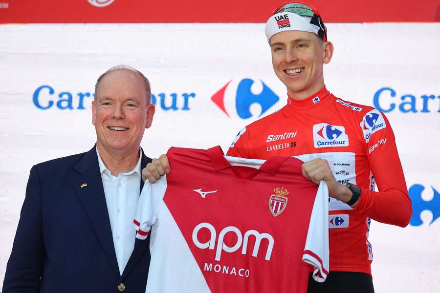 Tadej Pogacar prezentuje strój klubu AS Monaco wraz z księciem Albertem II z Monako, świętując na podium Vuelta a Espana. Tadej Pogacar prezentuje strój klubu AS Monaco wraz z księciem Albertem II z Monako, świętując na podium Vuelta a Espana.