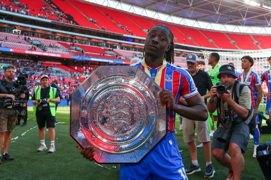 Eze s trofejou Community Shield