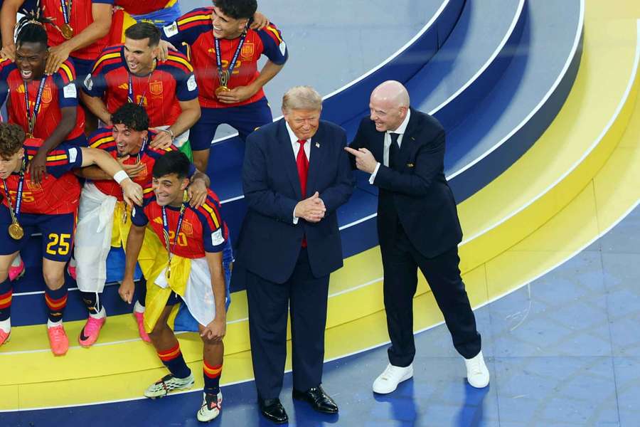 Trump e Infantino se colaron en la foto de celebración de España Trump e Infantino se colaron en la foto de celebración de España