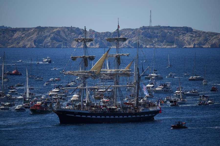 De driemaster Belem nadert Marseille