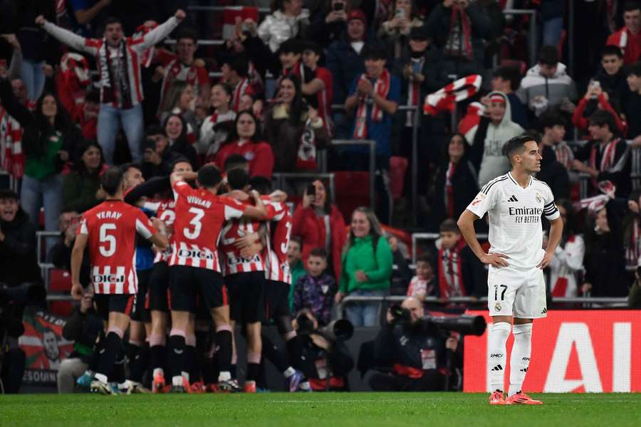 Los jugadores del Athletic celebran un gol ante la desolación de Lucas Vázquez