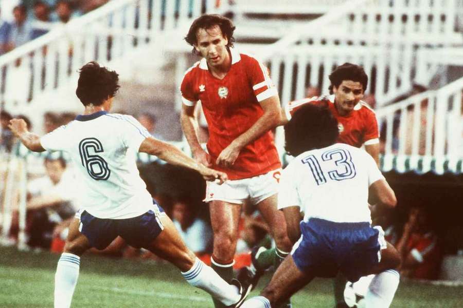 Nyilasi marcou dois gols na vitória húngara