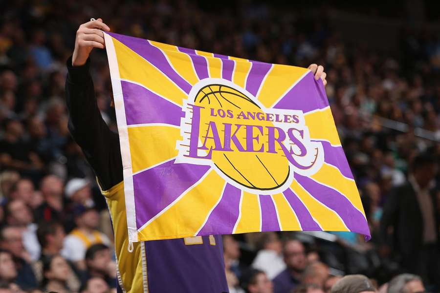 Os Lakers estão em sexto lugar na Conferência Oeste