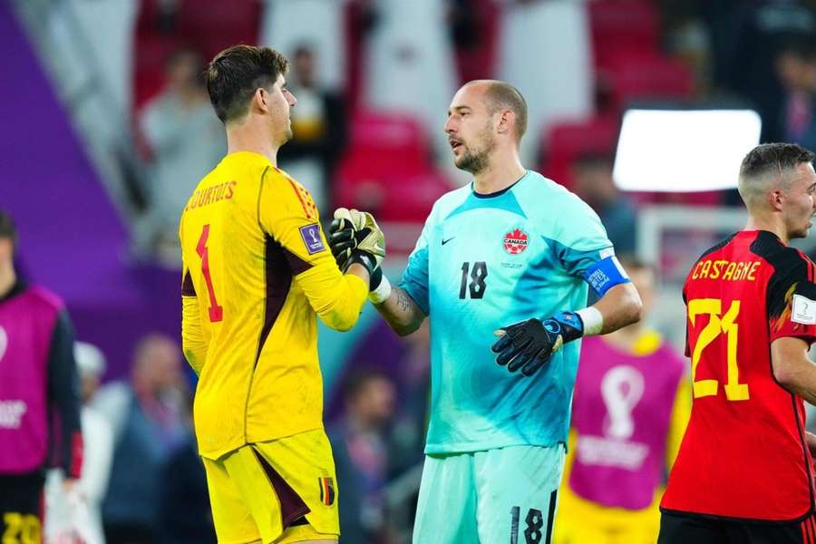 Milan Borjan (vpravo) a Thibaut Courtois po zápase na MS 2022 v Katare.