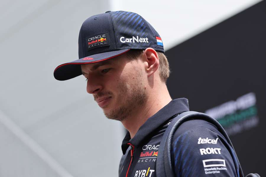 Verstappen noteert beste tijd in vrije training Azerbeidzjan, De Vries zesde