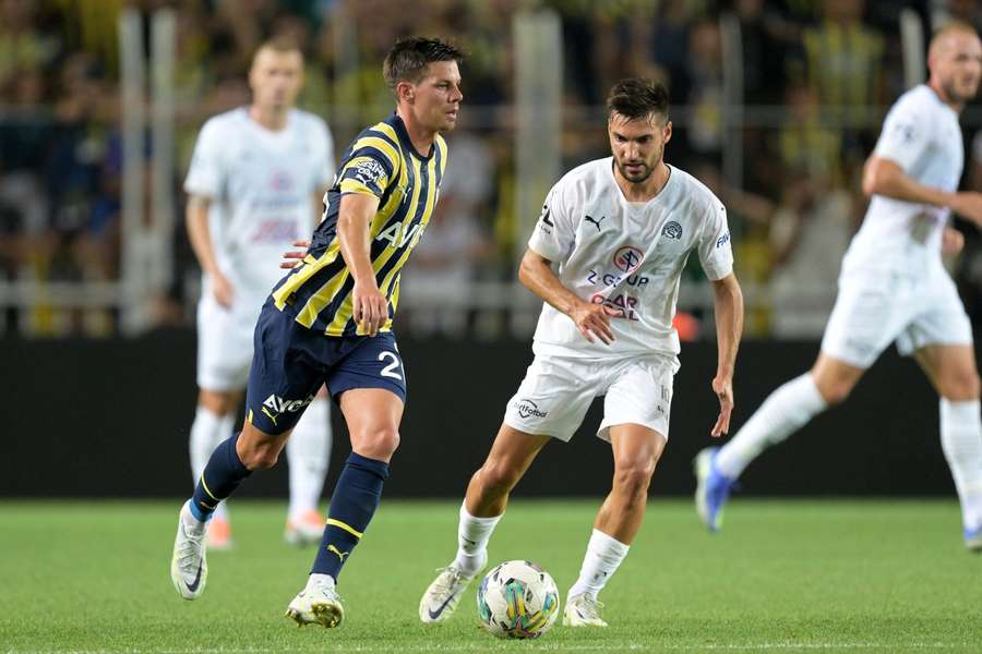 Michal Trávník během prvního utkání proti Fenerbahce.