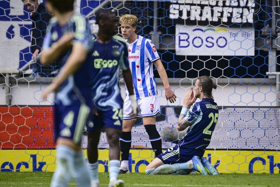 Wout Weghorst, do Ajax, mostra-se desanimado após desperdiçar uma oportunidade frente ao Heerenveen