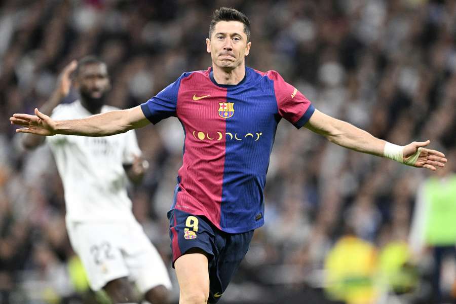 Lewandowski celebra uno de sus dos goles en el Bernabéu