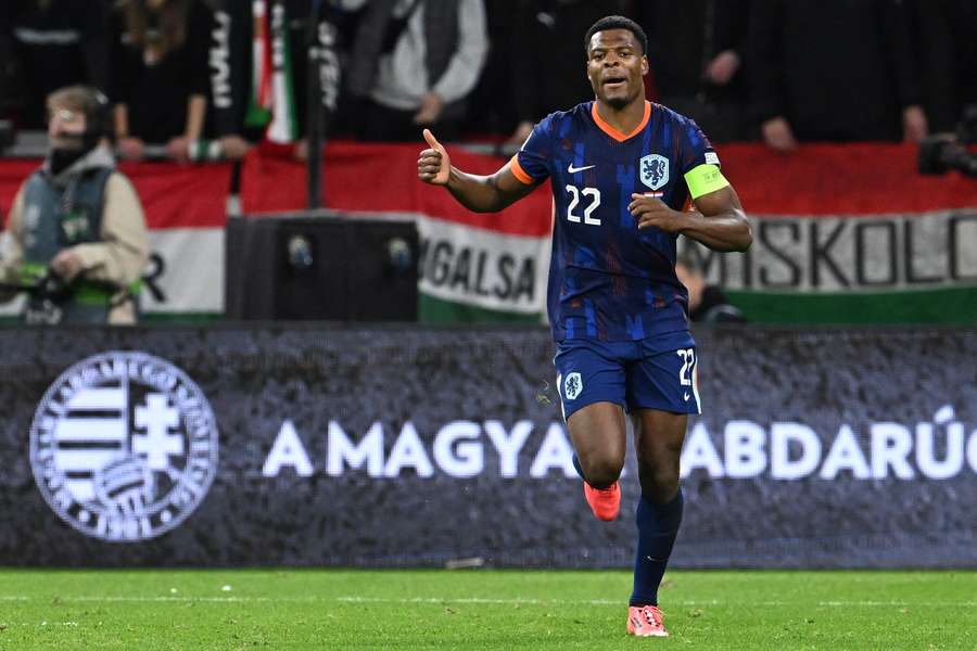 Denzel Dumfries con la fascia di capitano contro l'Ungheria