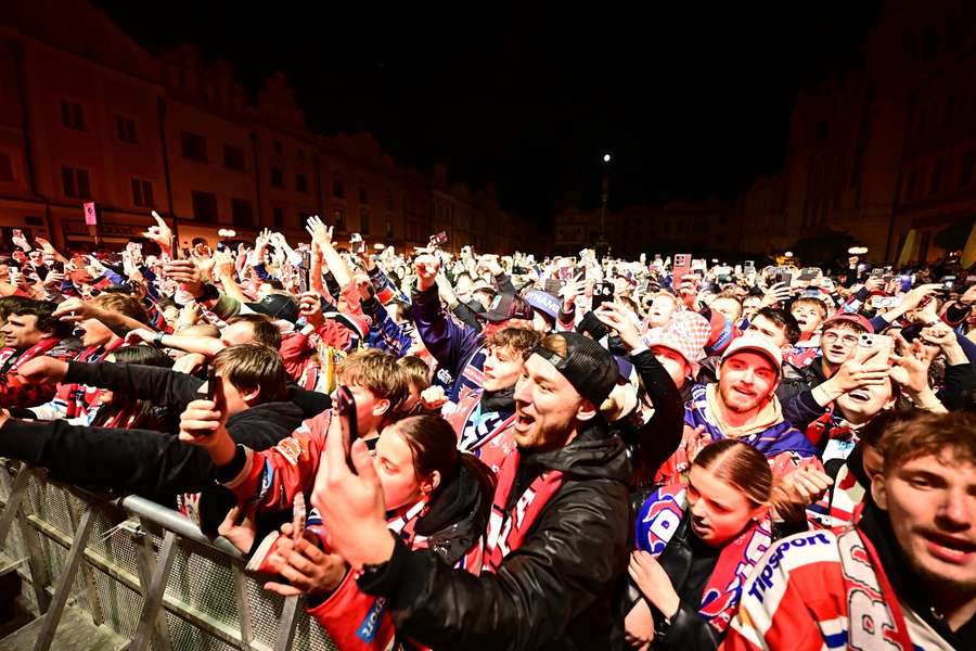 Pernštýnské náměstí bylo plné i během příjezdu hokejistů.