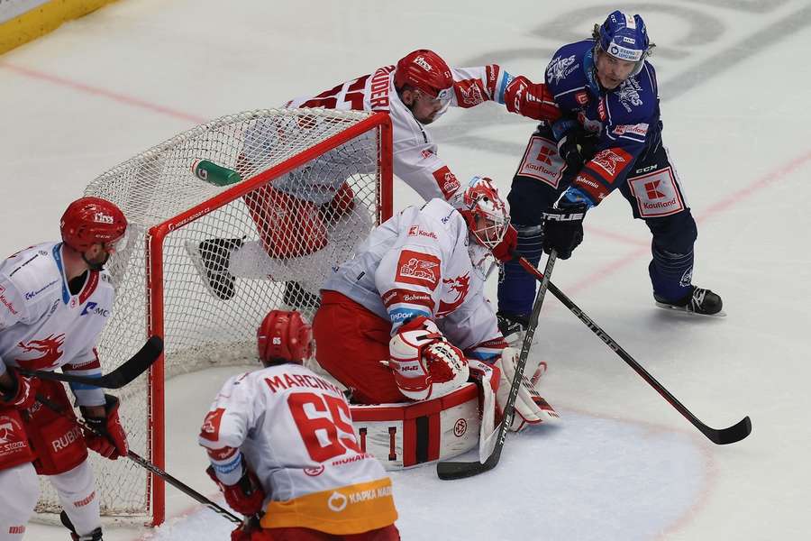 Jaromír Jágr si v duelu s Třincem připsal jednu asistenci a jednu branku.