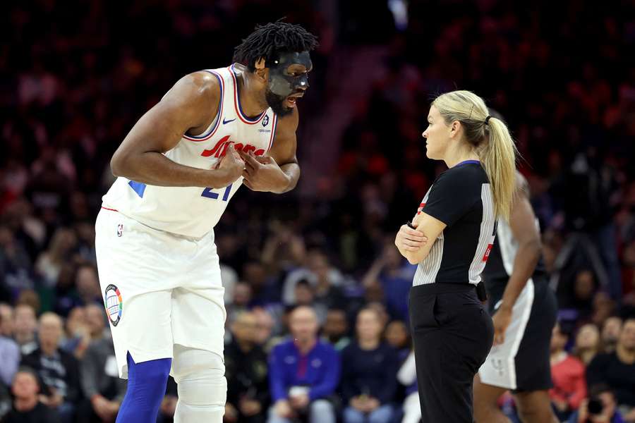 Embiid neudržal nervy na uzde.