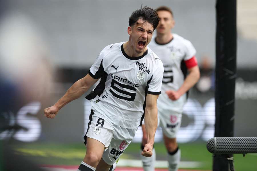 El delantero francés del Rennes, Esteban Lepaul, celebra tras marcar ante el Niza