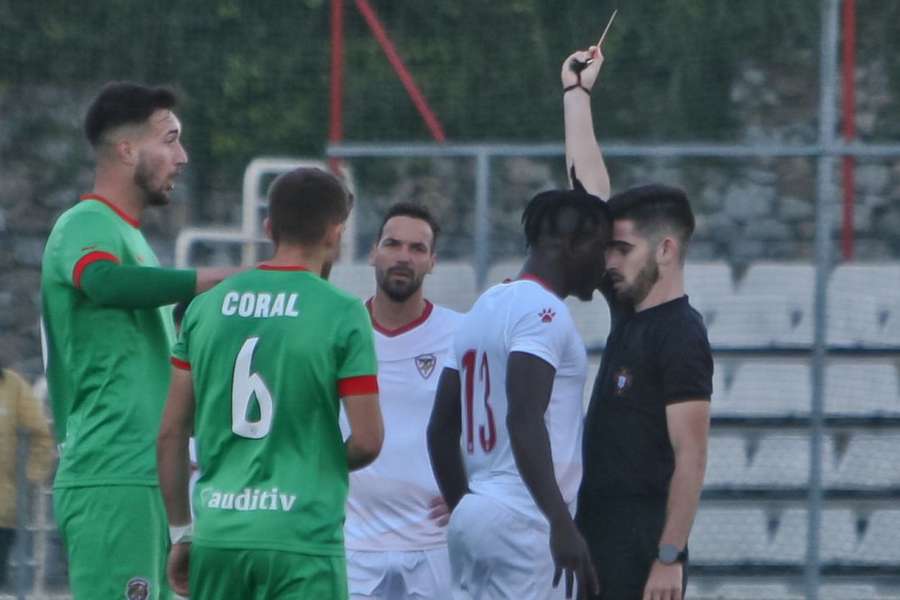 Amadu Turé com o árbitro no Salgueiros-Marítimo B